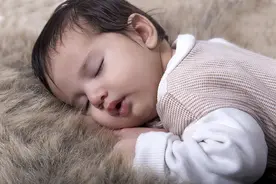 孩子睡觉若有这3种表现，很可能是身体的求救，家长要注意图片