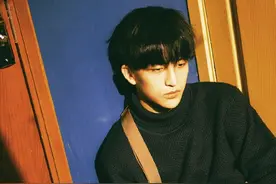 黄子弘凡慵懒居家男孩儿图片