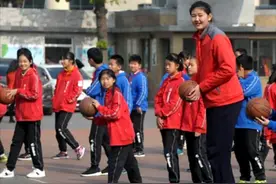13岁女孩身高超过2米，堪称“女版姚明”，班上男生都要仰视她图片