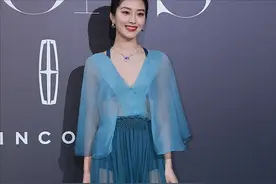 杨采钰薄纱加身秀婀娜身材，浅蓝色罩衫“没作用”，反显朦胧感图片