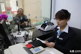 为什么银行窗口不全开，非让储户排长队？银行经理透露“隐情”图片