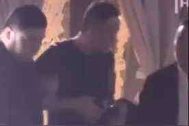“三十二郎”杨坤酒后犯桃花，与仨美女搂搂抱抱，手还不断乱摸图片