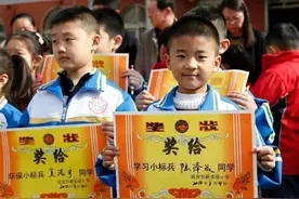 妈妈把孩子奖状晒朋友圈，朋友嘲讽：没文化真可怕，妈妈羞愧删除图片
