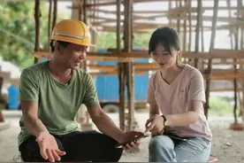 工地上的吉他手！他的歌声，曾登上央视舞台图片