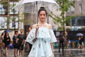 路人街拍：气质美女，在人来人往的街头绽放光芒！图片