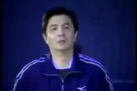 前国家男排队主教练汪嘉伟，详解拦网要领，打脸天津球迷。图片