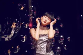 黄龄的“搔首弄姿”，却是很多男生喜欢的图片