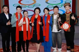 最美嫦娥颜丹晨登村晚，还瘦成锥子脸，与大15岁黄晓娟似母女？图片