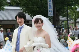 晚礼服抹胸裙的前世今生，由旧思想的低俗，到婚礼神圣美丽的嫁衣图片