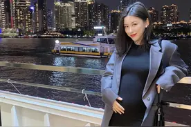 朱珠和老公坐轮船夜游，穿小黑裙知性优雅，脚踩细高跟韵味十足图片