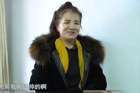 62岁大妈直接向相亲对象要金镯子，坦言：这才能证明你心里有我图片