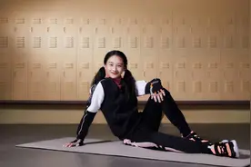 田亮女儿森碟解锁新代言，骑车练瑜伽展运动天赋，一双长腿太优越图片