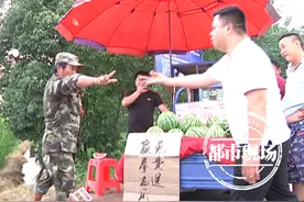 鹰潭“西瓜哥”走红 划拳卖西瓜 赢了就白送图片