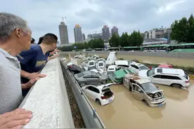京广北路隧道水中救人司机：我能看见的，都救出来了图片