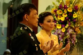 苏提达腿真短，脱了高跟鞋个头矮一截，坐着要“踮脚尖”保持平衡图片