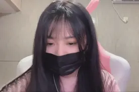 绝地求生：苏喂苏喂女主播，一条小团团首次露脸直播，给她打几分图片