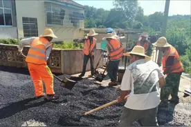 柏油路修到了家门口！岳阳这里的居民笑开了颜图片