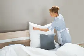 聘请住家保姆晚上陪护多少钱？图片