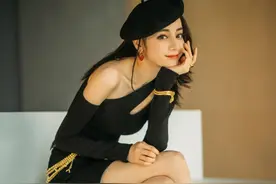 迪丽热巴美图，头戴贝雷帽，身穿斜肩紧身衣，优雅灵动，时尚迷人图片