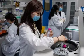 疫苗副作用巨大？华人医生接种后现身说法，不打疫苗会更惨图片