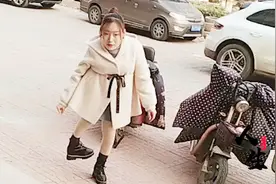 农村姑娘天生残疾，右腿扭曲要拄拐杖走路，坚持自己开店挣钱养家视频封面