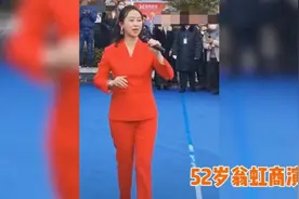 52岁翁虹跑县城商演，舞台设施简陋仍卖力，捞金不止被指太落魄图片