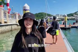 杨颖冲浪屡翻车？扎麻花辫不似孩子妈，海风一吹发际线却暴露无遗图片