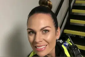 我是英国女警察，不是脱衣舞女，虽然我长得性感又漂亮图片