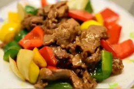 孩子身体需要营养吃饭不能挑食，多吃小炒肉，补充营养促发育图片