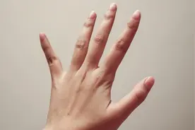 总觉得手发麻，疼痛，是血液循环不畅吗？或是这5个病因，别忽视图片