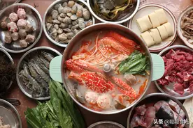 秋天在家吃海鲜火锅，新鲜又实惠，摆一大桌成本才一百多图片