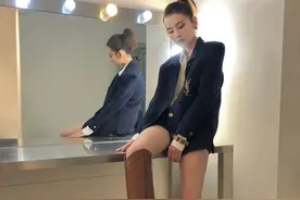 宋祖儿晒私服造型，短发配西装变帅气御姐，拎Versace包包好大胆图片