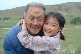 他是人人皆知的茂源老汉，是《暖春》里感人至深的小花爷爷，临近清明，缅怀这位老艺术家图片