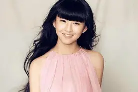 小彩旗：春晚走红后，因叛逆被杨丽萍放弃培养，今21岁胖到认不出图片