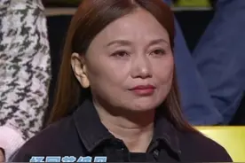 为讨好妈妈，改口向继父喊爸爸，女儿哭着向生父道歉图片