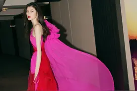 何穗2019年最美的5套造型，最后一套紫色深V亮片裙性感妩媚！图片