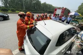 邯郸：1岁男童被锁车内 消防紧急破窗图片
