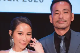 洗米嫂参加派对不避嫌，搂男友人脖子表现亲密，对镜头卖萌心情好图片