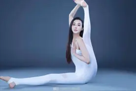 台湾第一女神萧蔷晒美照，53岁身材凹凸有致，做一字马柔韧性强图片
