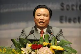 电池大王钟馨稼壕捐美国1000万，称中国穷与我无关，如今已破产图片