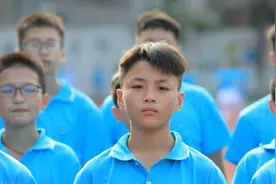 初中生发型有“新规”，男生发型有军人风范，女生理完头发却哭了图片