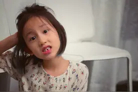 黄磊二女儿长大了！7岁染蓝发做美甲被指太成熟，育儿方式引争议图片