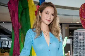 徐子淇真会打扮，穿“奶奶衫”配开叉皮裙，高级和性感都要有图片