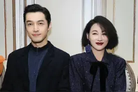惠英红与胡歌罕同框，短发爆炸头气场强大，两人相差22岁似同龄人图片