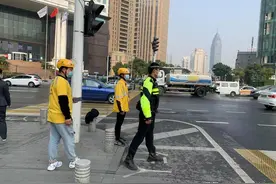 外卖小哥上路督导骑手头盔佩戴率大幅提升图片