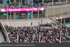 无票英格兰球迷冲击温布利球场 冲撞肉搏警察人仰马翻图片