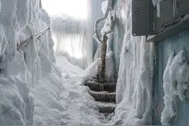-50℃俄罗斯小镇变鬼城，大雪覆盖地表，寒冰钻进屋冰封所有家具图片