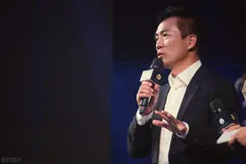 黄健翔发文揭露李铁当选国足主帅的内幕，并暗示李铁该下课了图片