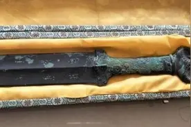 小伙带春秋时期古剑鉴宝,专家：上交。小伙子：你先打个样！图片
