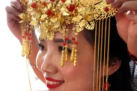 56岁单亲母亲担心远嫁独生女，亲自去看望，结果她笑了图片